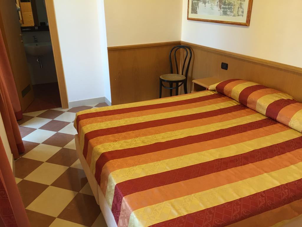 Hotel Fiorella Senigallia Szoba fotó