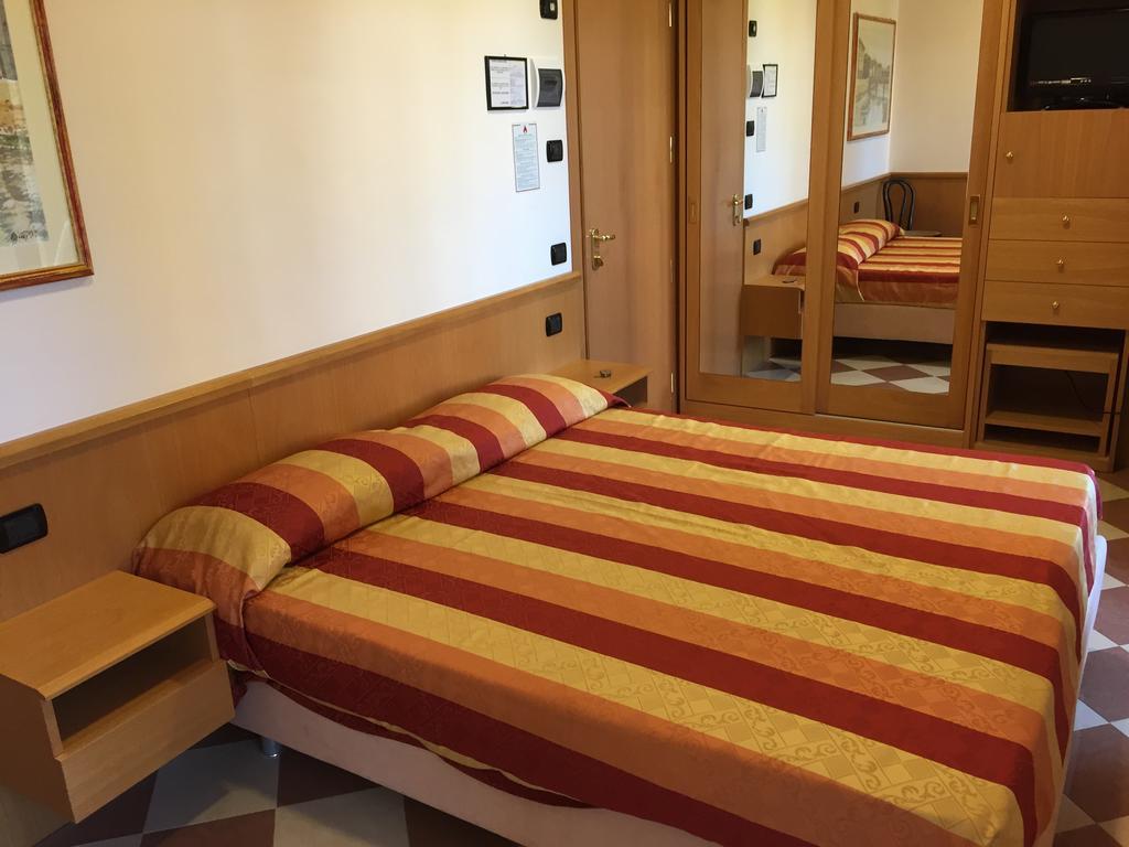 Hotel Fiorella Senigallia Szoba fotó