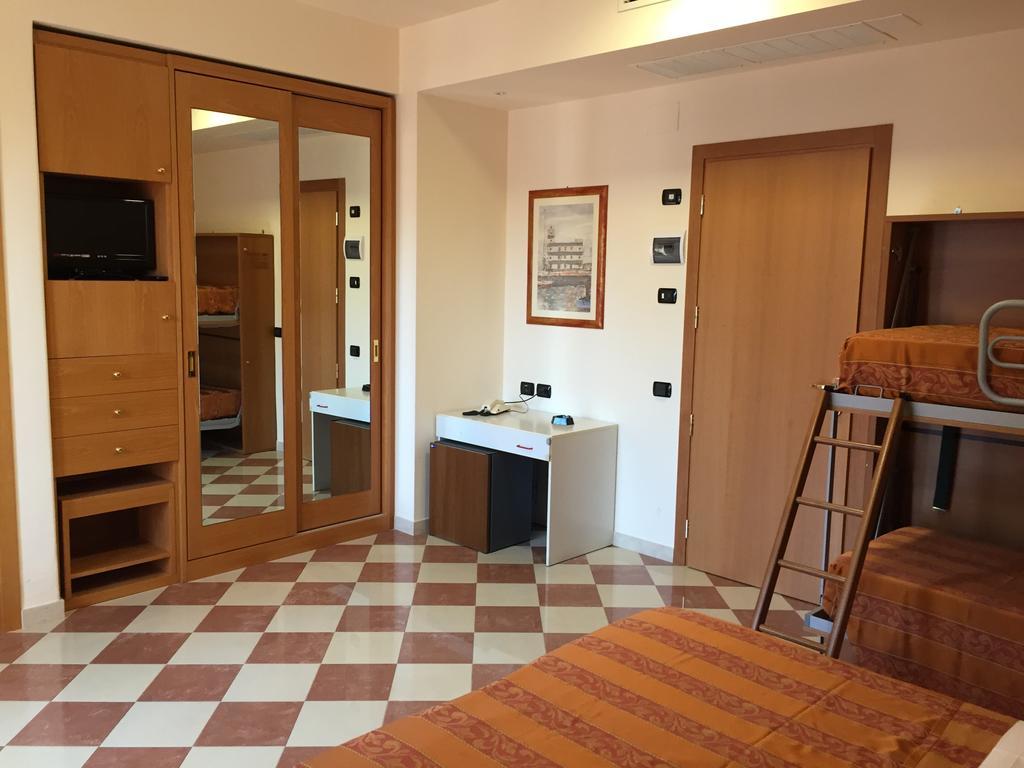 Hotel Fiorella Senigallia Szoba fotó